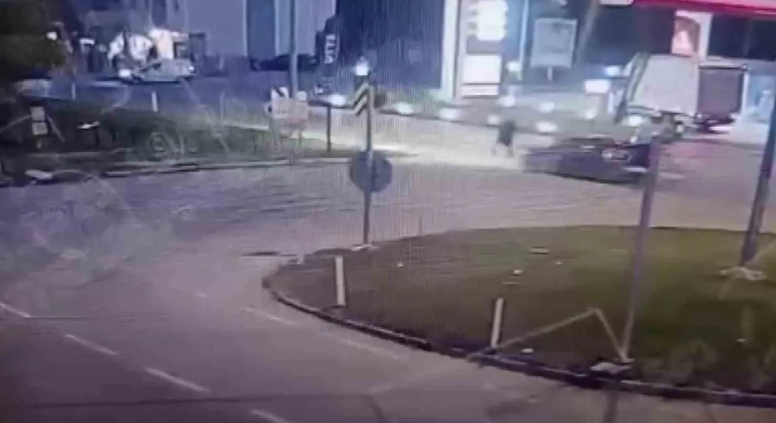 Amasya’da bir vatandaş bakkaldan çıkıp evine gitmek için kavşakta yolun