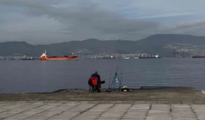 İzmir’in Konak ilçesinde balık tutan bir balıkçının oltasına insana ait