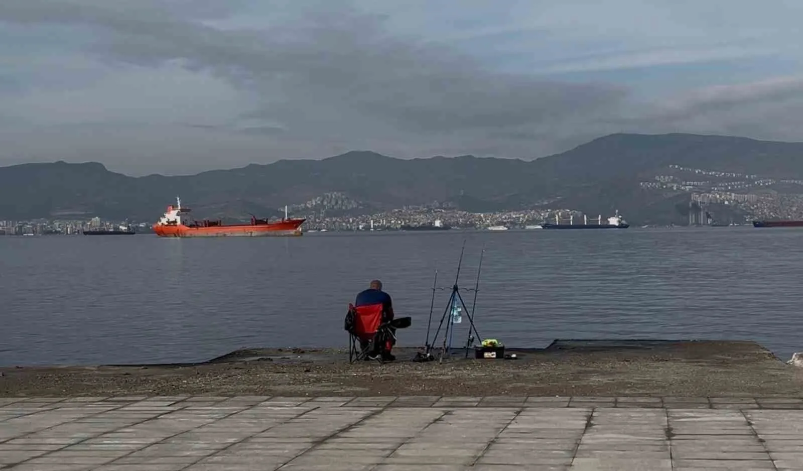 İzmir’in Konak ilçesinde balık tutan bir balıkçının oltasına insana ait