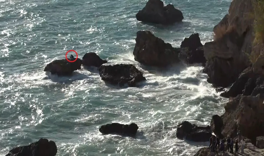 Antalya’da kayalık alanda balık tutarken aniden yükselen dalgalar nedeniyle mahsur