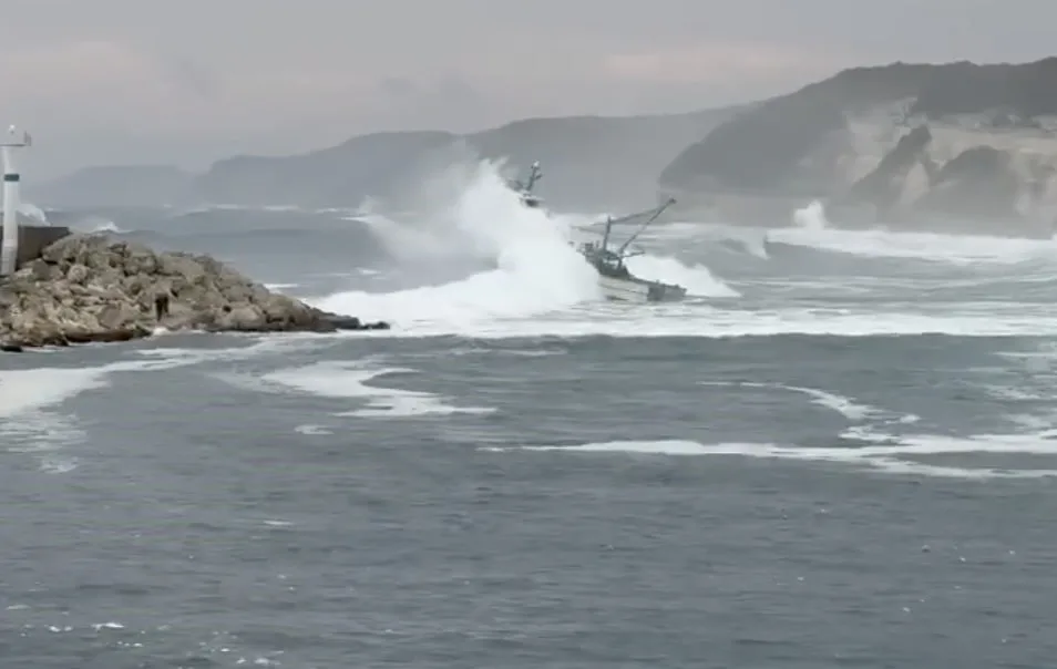 Kırklareli’nin Kıyıköy beldesinde fırtınaya rağmen denize açılan balıkçı teknesinin dev