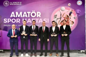 Balıkesir’de sporun yıldızları “Sporun En’leri Ödül Töreni”nde buluştu. Balıkesir Valiliği