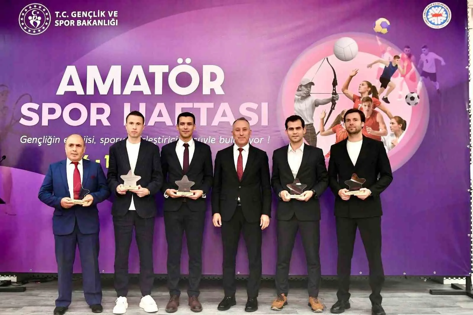 Balıkesir’de sporun yıldızları “Sporun En’leri Ödül Töreni”nde buluştu. Balıkesir Valiliği