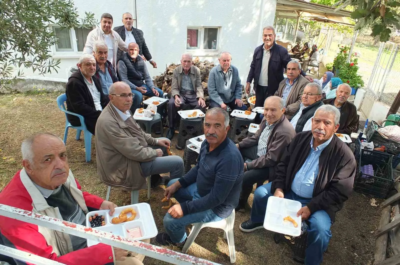 Balıkesir’in Burhaniye ilçesinde, asırlık lokma hayrı geleneği devam ediyor. Burhaniye’de