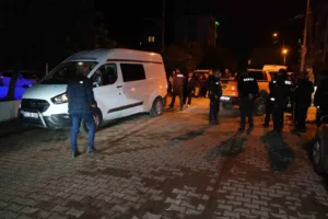 Balıkesir’in Edremit ilçesi İkizçay Mahallesi’nde bir evin giriş kapısında kan