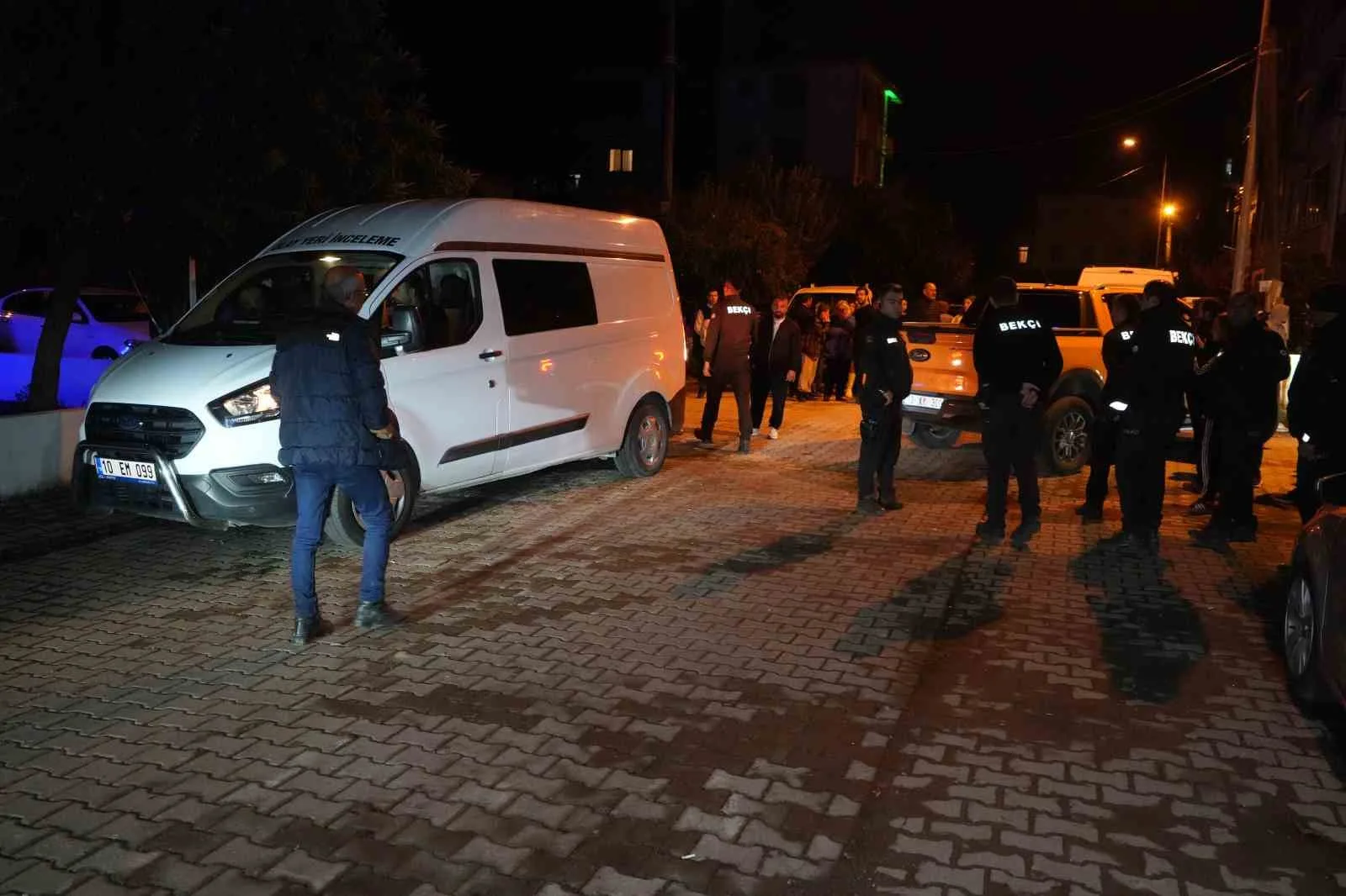 Balıkesir’in Edremit ilçesi İkizçay Mahallesi’nde bir evin giriş kapısında kan