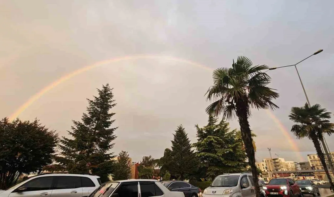 Balıkesir’de günboyu yağan yağmurun kesilmesi sonrası şehir merkezinde çıkan gökkuşağı