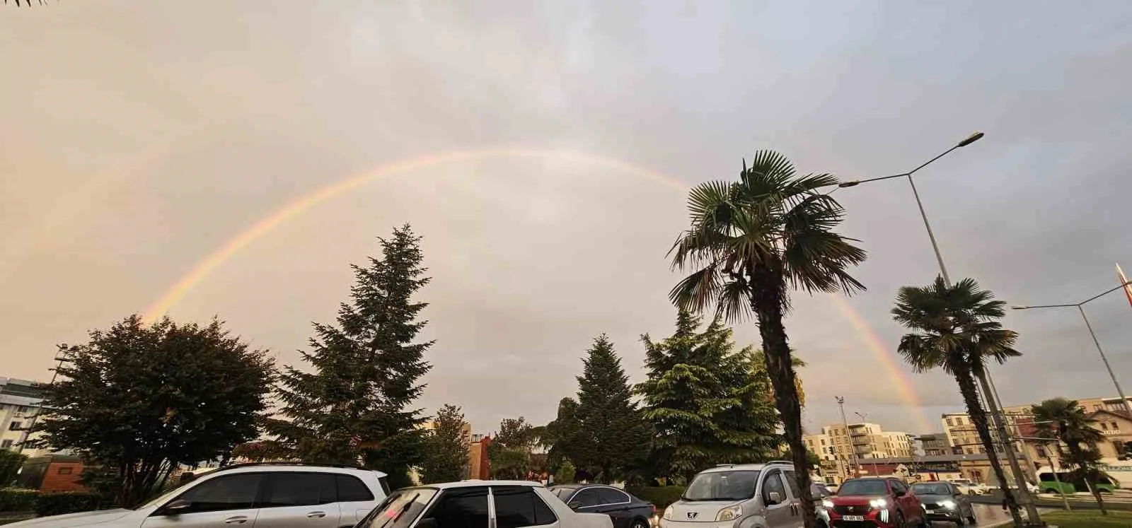 Balıkesir’de günboyu yağan yağmurun kesilmesi sonrası şehir merkezinde çıkan gökkuşağı
