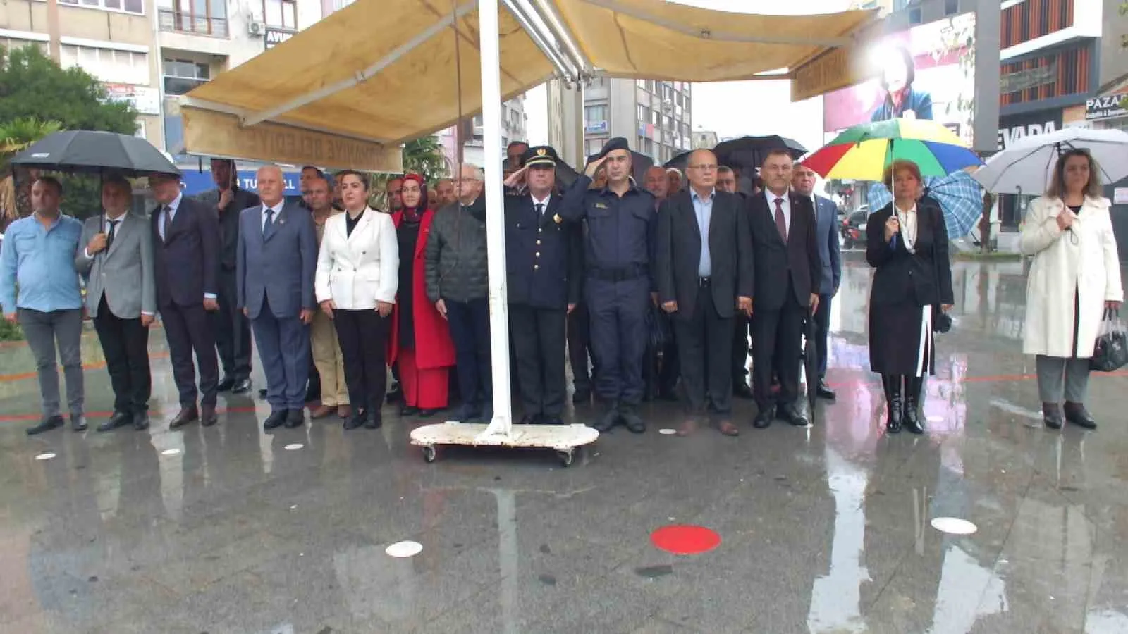 Burhaniye ilçesinde, Muhtarlar Günü yağmur altında kutlandı. Cumhuriyet Meydanındaki törende