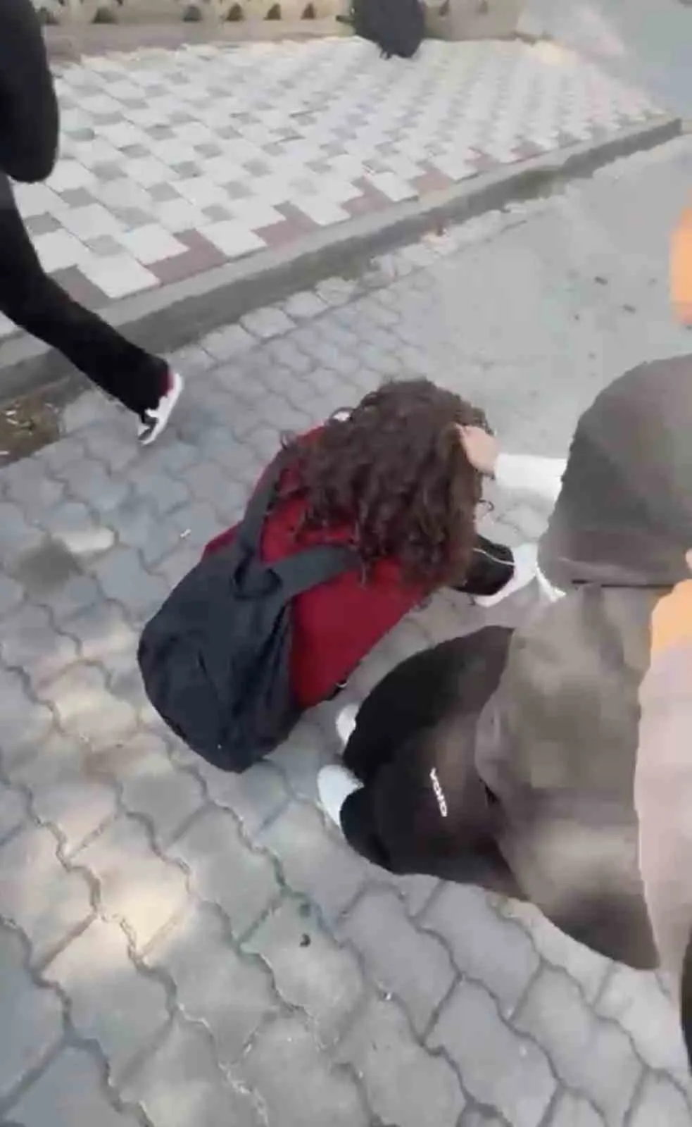 Balıkesir’de okul çevresinde kız öğrenciler arasındaki kavga kameraya yansıdı. Bir