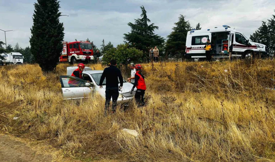 Balıkesir’de Kepsut yönüne giden otomobil yağıştan dolayı kayarak, şarampole uçtu.