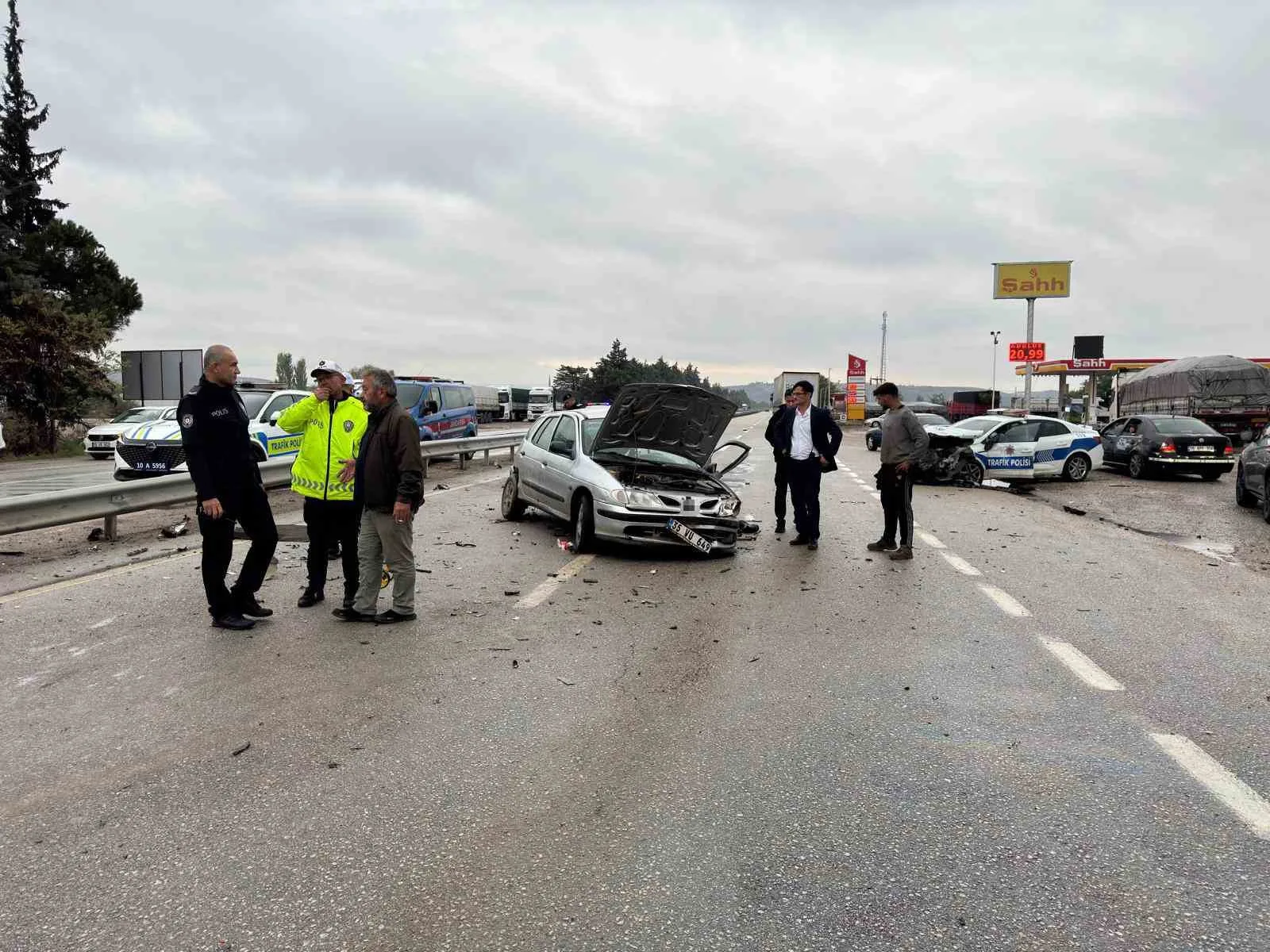 Balıkesir’de polis aracının otomobille çarpışması sonucu 1’i polis memuru 3