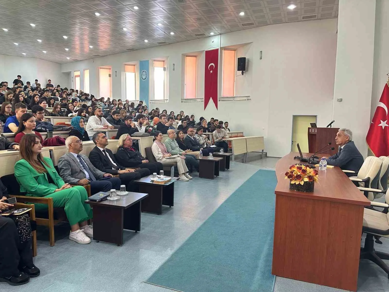Balıkesir’de Fen-Edebiyat Fakültesi tarafından Tarih Bölümü Başkanı Prof. Dr. Kenan
