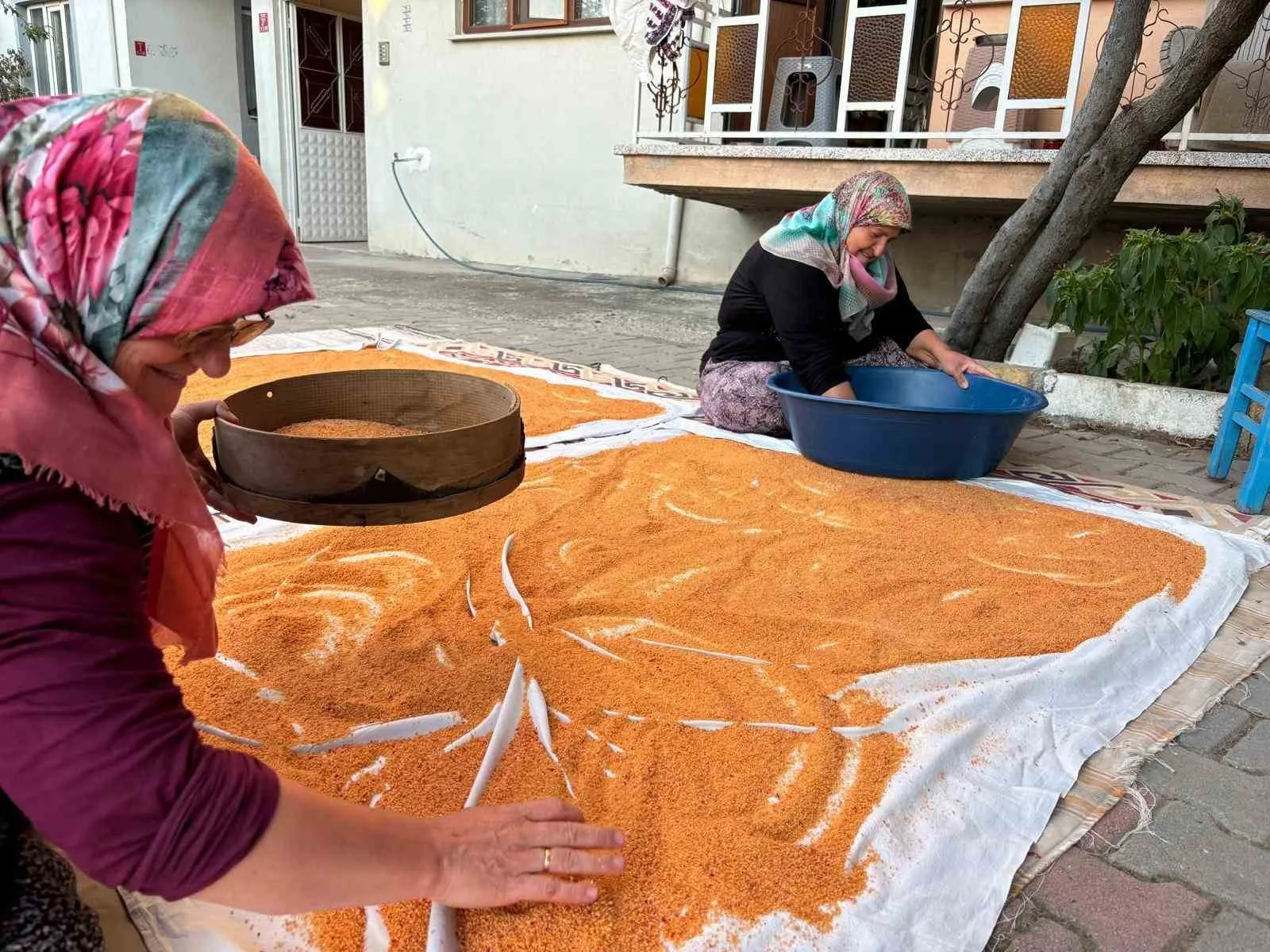 Balıkesir’in Sındırgı ilçesinde kadınlar, kış hazırlıkları kapsamında geleneksel yöntemlerle tarhana