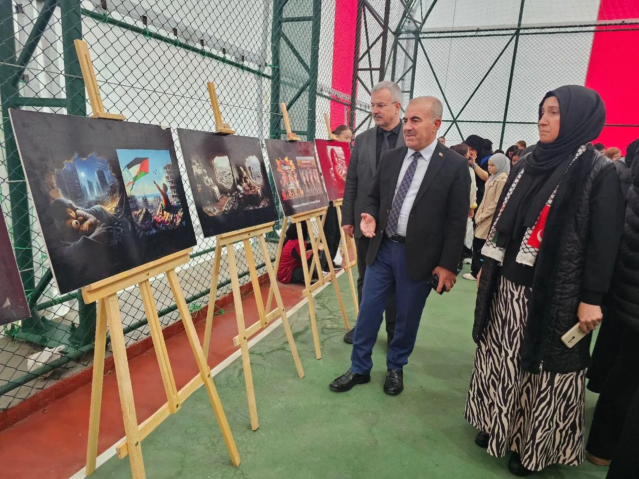 Balıkesirli öğrenciler Filistin ve Gazze’ye destek için resim sergisi açtı.