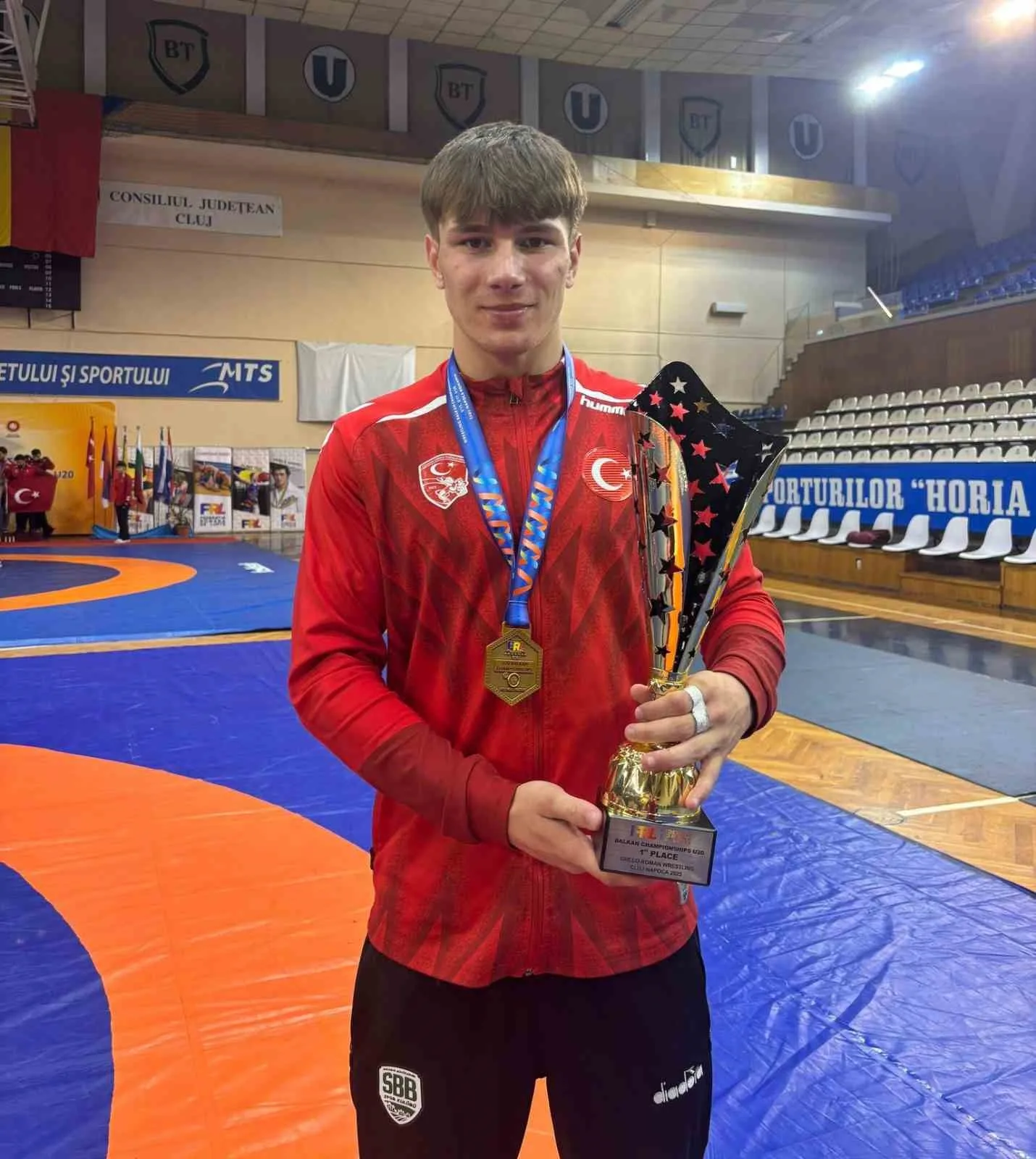 Sakarya Büyükşehir Belediyesi güreş sporcusu, Romanya’da düzenlenen Balkan Şampiyonası’nda mindere
