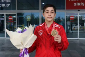 Romanya’da düzenlenen U15 Grekoromen Balkan Güreş Şampiyonasında 44 kiloda mindere