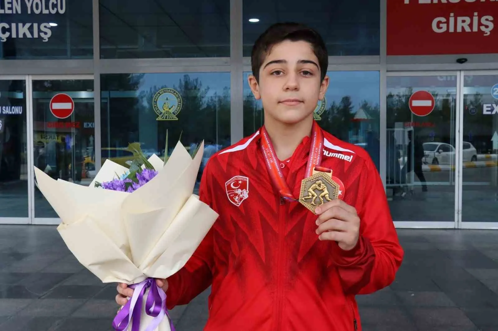 Romanya’da düzenlenen U15 Grekoromen Balkan Güreş Şampiyonasında 44 kiloda mindere