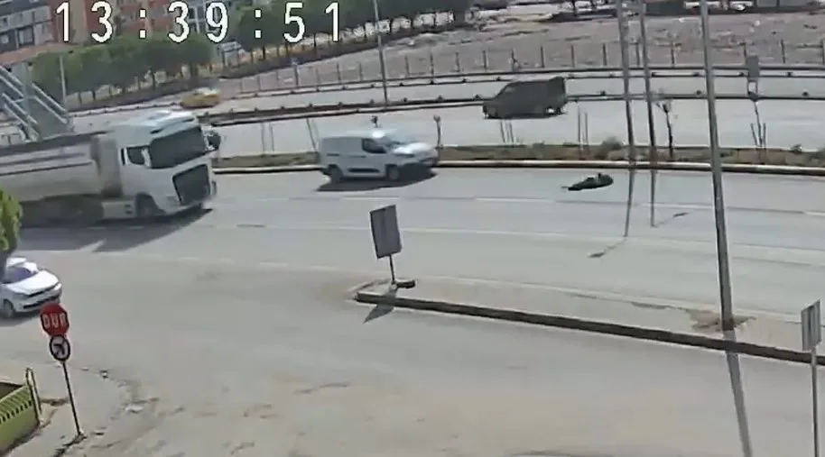 Balıkesir’in Bandırma ilçesinde yolun karşısına geçmeye çalışan yaşlı bir yaya