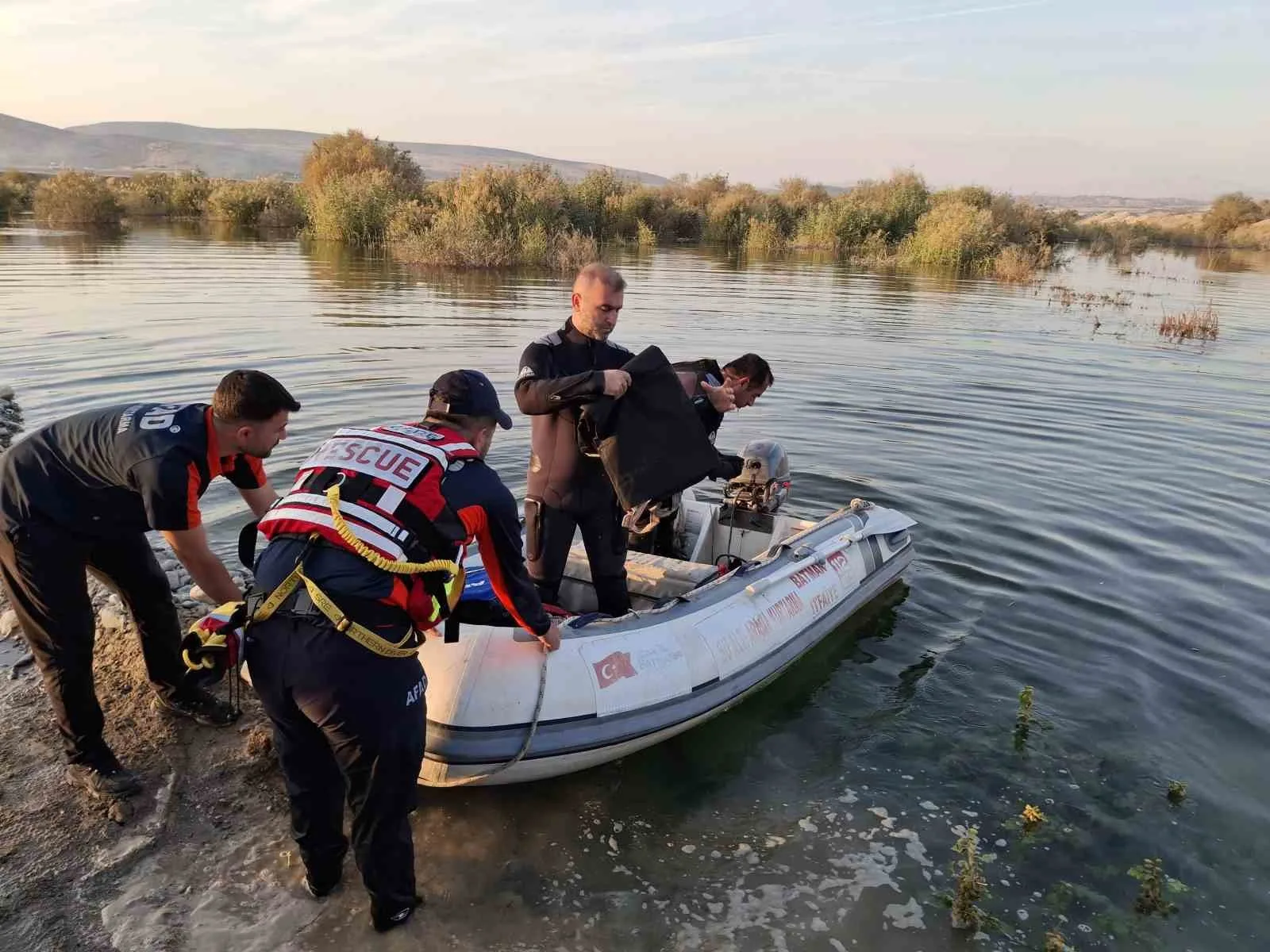 Batman’da baraj kapaklarının açılması sonucu 3 kişilik aile, suyun ortasında