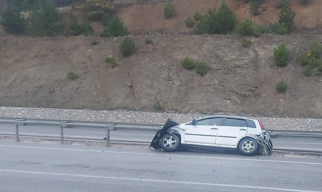 Afyonkarahisar’da orta refüje girip bariyerlere çarpan otomobilde 2 kişi yaralandı.