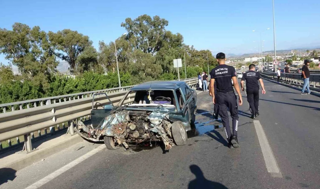 Antalya’nın Manavgat ilçesinde sürücüsünün direksiyon hakimiyetini kaybettiği Tofaş otomobil bariyerlere