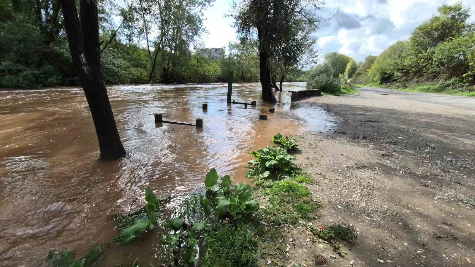 Günlerdir sağanak yağışın etkili olduğu Bartın’da ırmak taşmaya başladı. Bartın