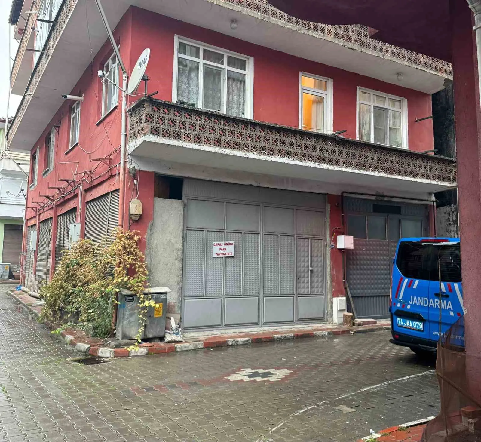 Bartın’da 63 yaşındaki bir kadın yalnız yaşadığı evinde ölü bulundu.