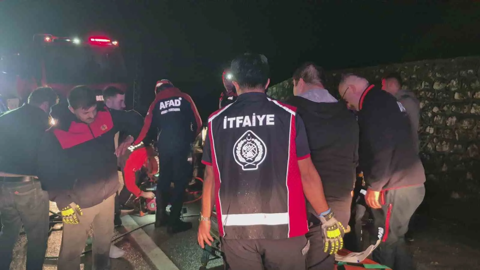 Bartın’da sağanak nedeniyle kayganlaşan yolda kontrolden çıkan otomobilin bariyerlere çarptığı