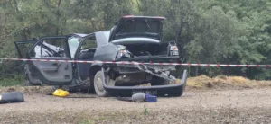 Bartın’da yağış nedeniyle kayganlaşan yolda karşı şeride giren tır, otomobile
