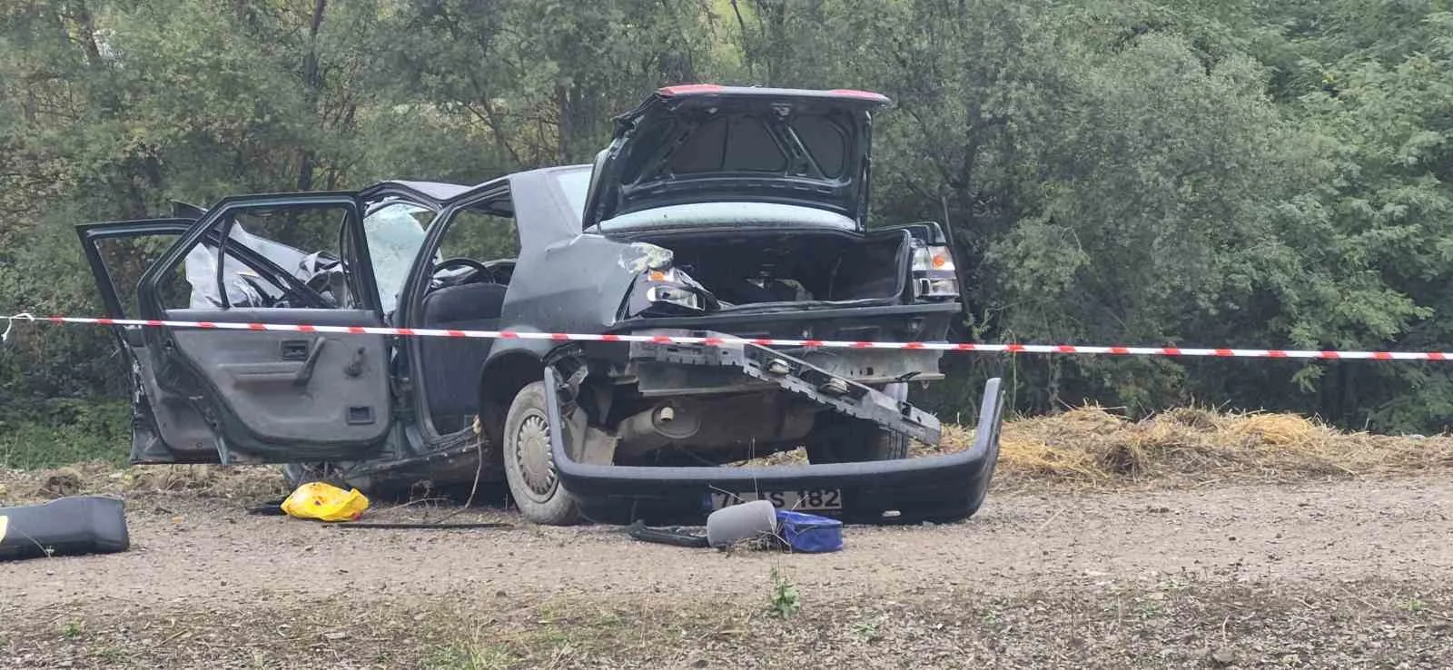 Bartın’da yağış nedeniyle kayganlaşan yolda karşı şeride giren tır, otomobile