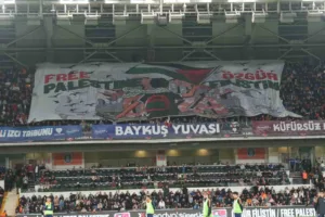 Başakşehir taraftarları, İsrail’in Mescid-i Aksa ve Filistin halkına yönelik saldırılarını