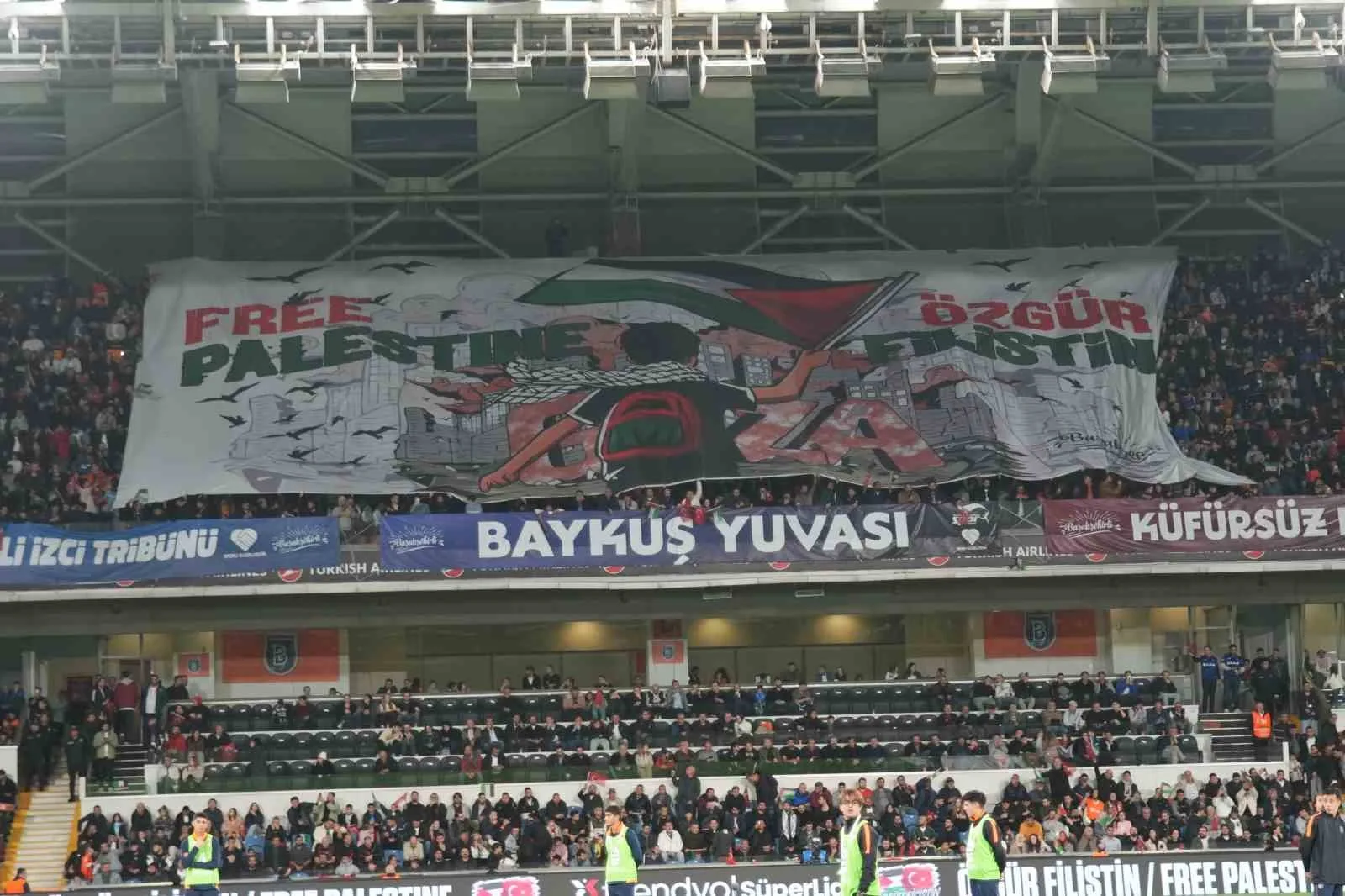 Başakşehir taraftarları, İsrail’in Mescid-i Aksa ve Filistin halkına yönelik saldırılarını