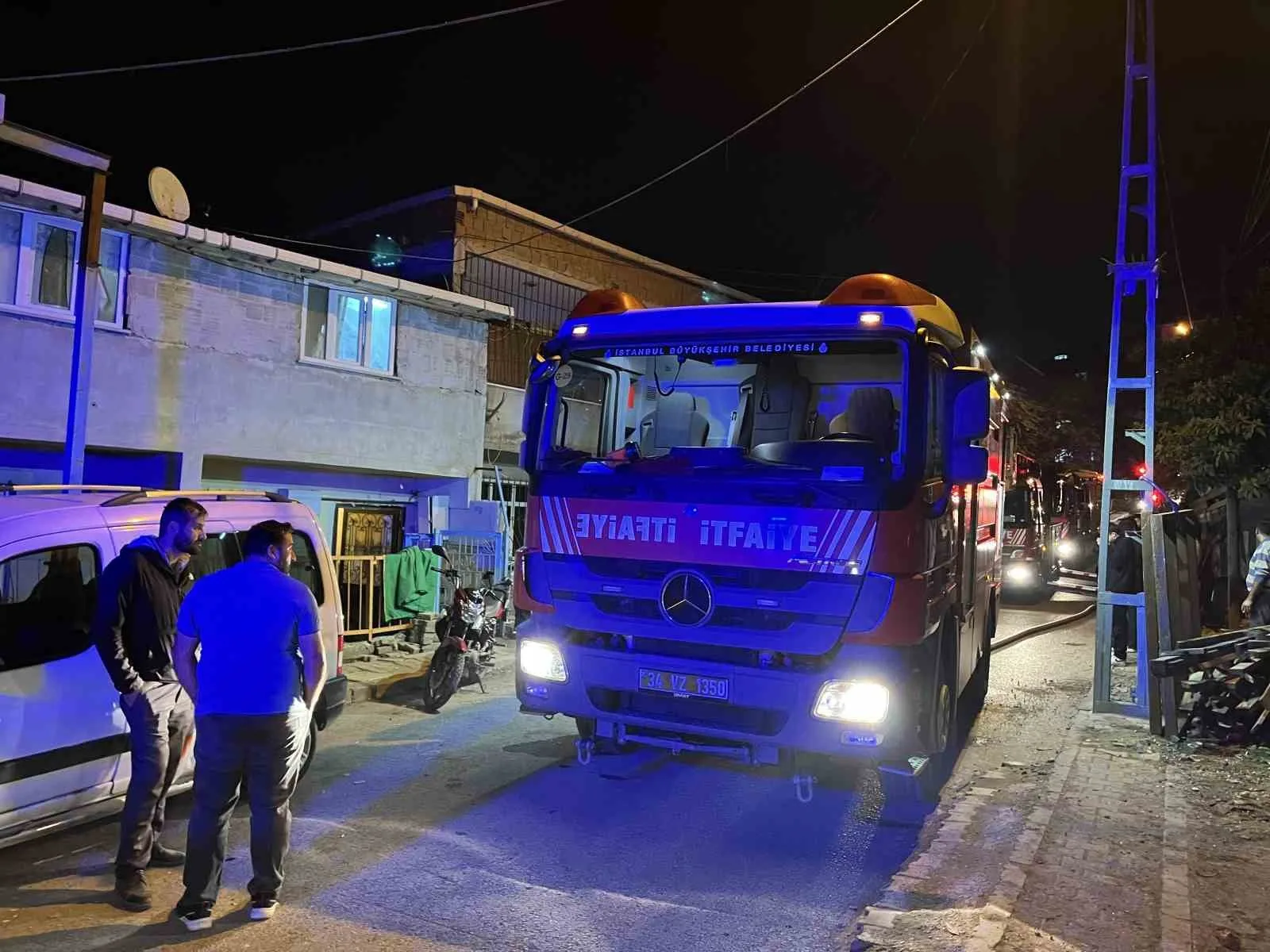 İstanbul Başakşehir’de 3 katlı binanın 2. katında çıkan yangın, itfaiye
