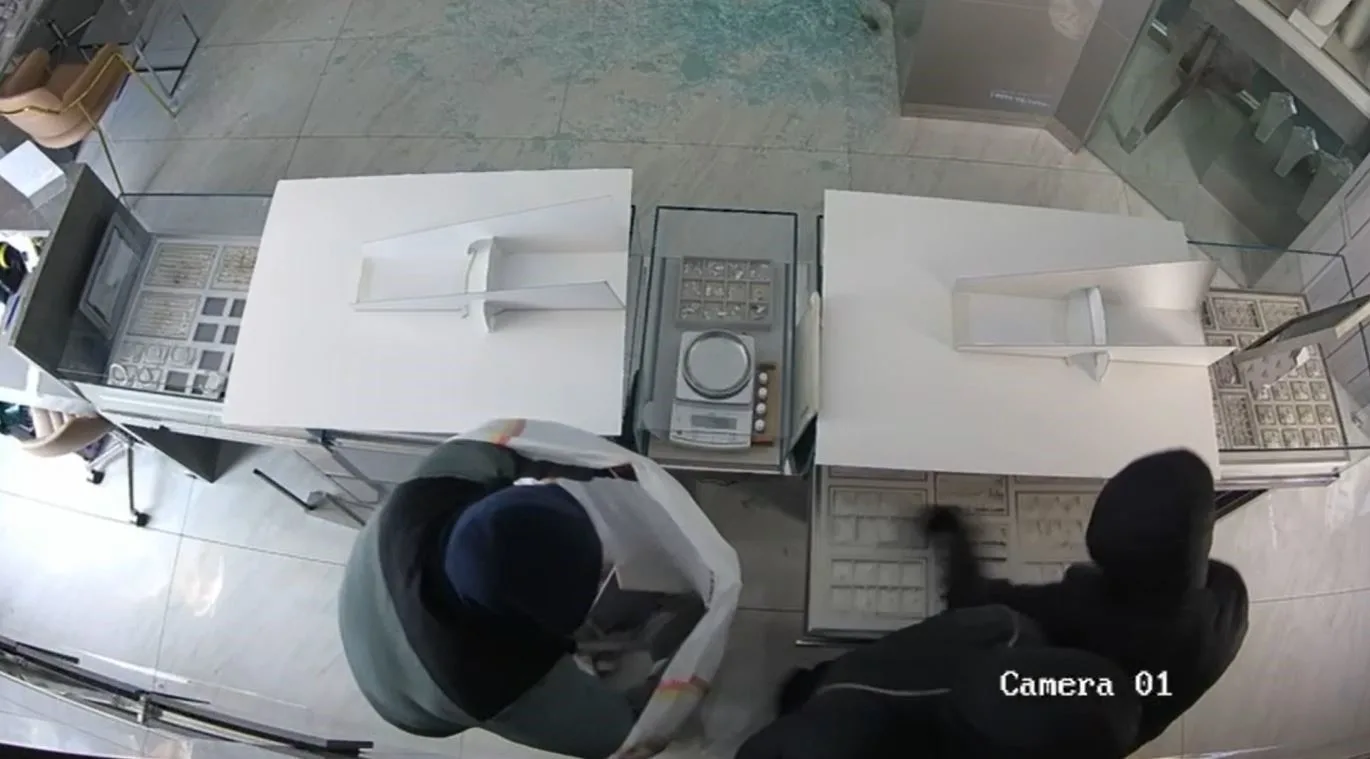 İstanbul’un Başakşehir ilçesinde bir alışveriş merkezindeki kuyumcu, gece saatlerinde film