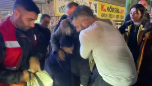 İstanbul Başakşehir’de sürücüsünün direksiyon hakimiyetini kaybettiği otomobil, otobüs durağına daldı.