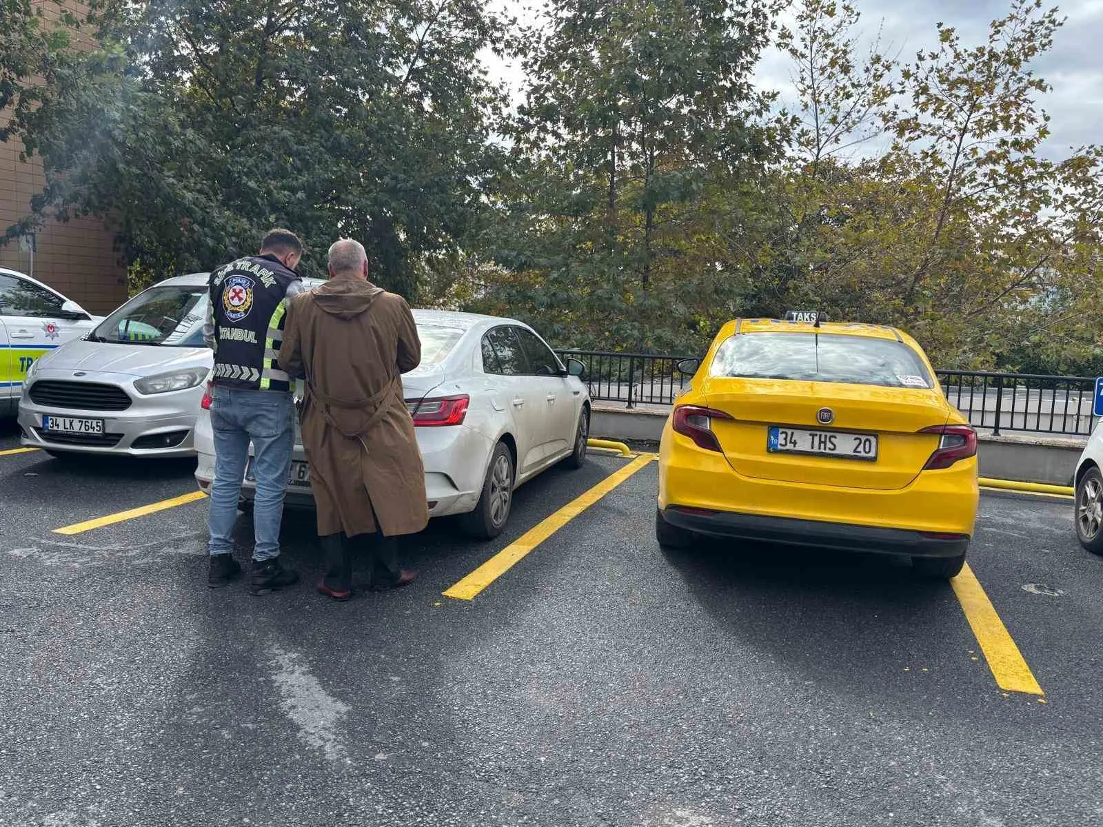 İstanbul’un Başakşehir ilçesinde yanına gittiği sürücüyü yoldan çekilmesini söyleyerek tehdit