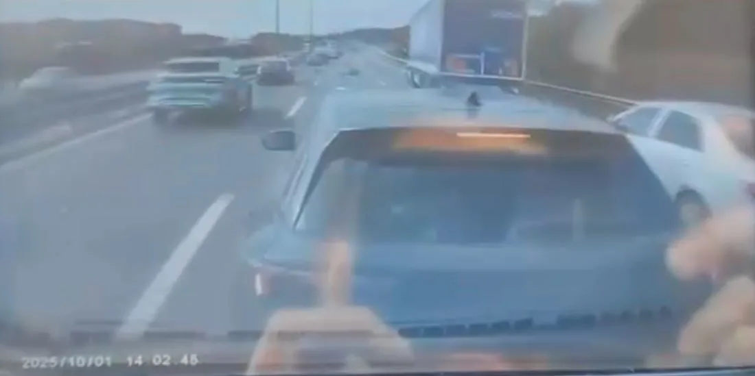 Başakşehir ilçesi çevre yolu Bahçeşehir mevkiinde seyreden bir kamyonu sollamaya