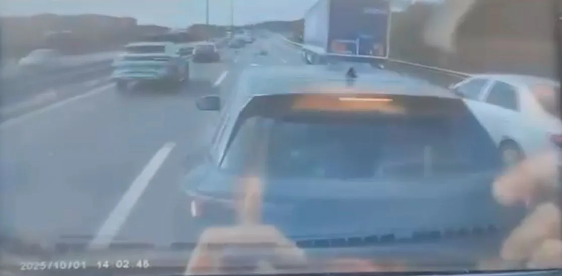 Başakşehir ilçesi çevre yolu Bahçeşehir mevkiinde seyreden bir kamyonu sollamaya
