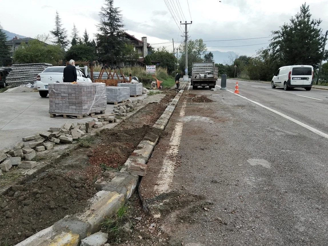 Başiskele Belediyesi, ilçenin farklı noktalarında üst yapı çalışmalarını aralıksız sürdürürken