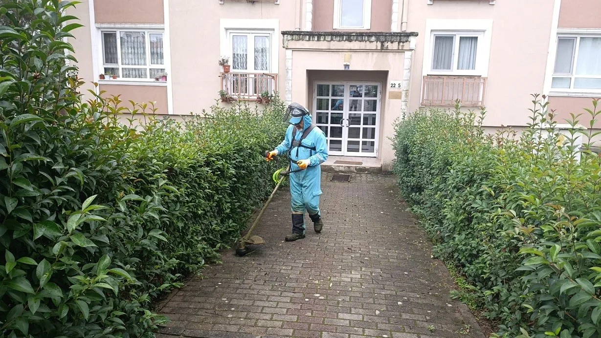 Başiskele’de parklar, yürüyüş yolları ve yol kenarları yabani otlardan temizlenerek