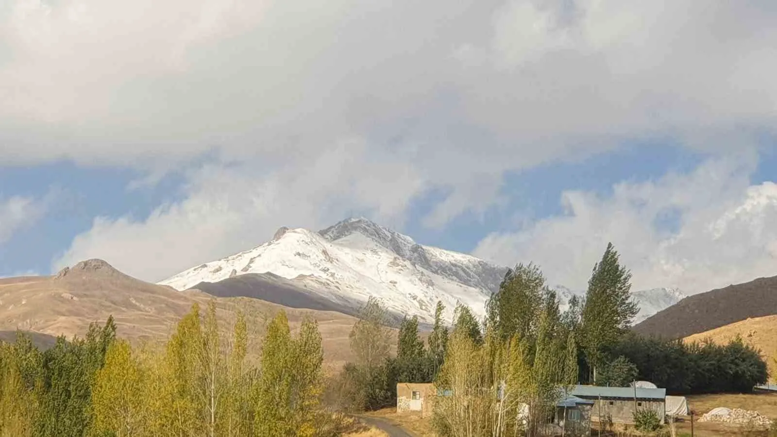 Van’ın Başkale ilçesinin yüksek kesimlerinde kar yağışı etkili oldu. Türkiye’nin