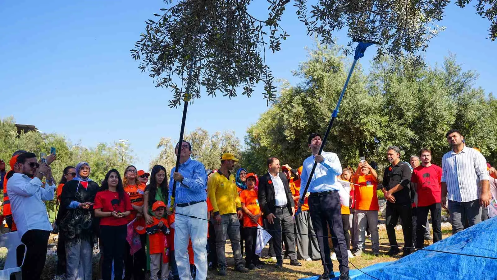 Tarsus Belediyesinin LÖSEV iş birliğiyle düzenlediği ‘Dayanışma Hasadı’ etkinliğinde, Dr.