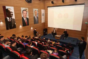 Gebze Belediye Başkanı Zinnur Büyükgöz, Beylikbağı Bilim Sanat Merkezi’nde gençlerle
