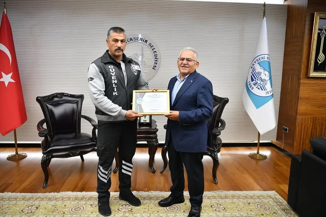 Büyükşehir Belediye Başkanı Memduh Büyükkılıç, gösterdiği hızlı refleksle genç kızı