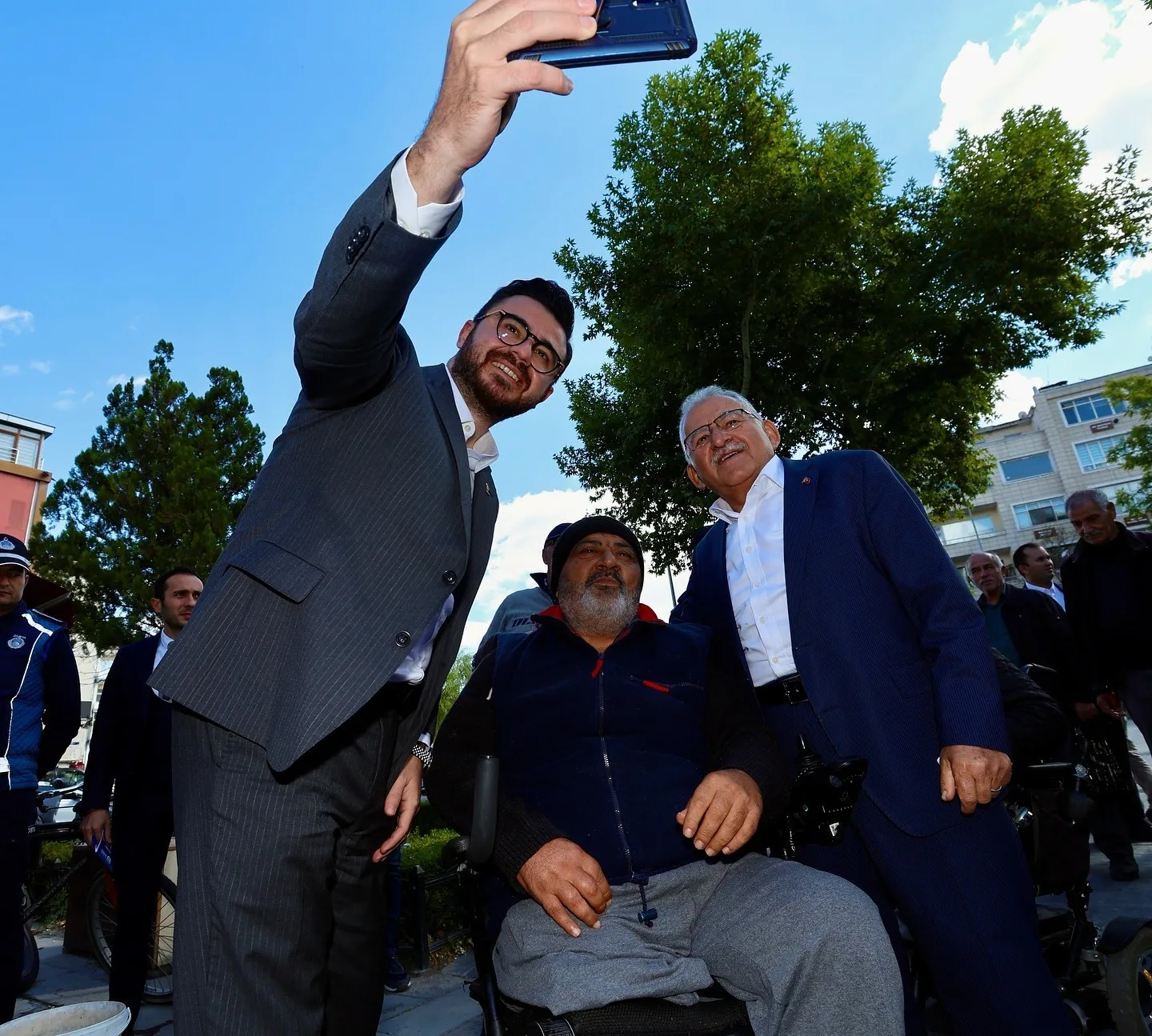 Kayseri Büyükşehir Belediye Başkanı Dr. Memduh Büyükkılıç, Hunat Mahallesi’nde esnaf