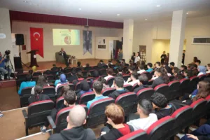 Çayırova Belediye Başkanı Bünyamin Çiftçi, lise öğrencileriyle bir araya gelerek,