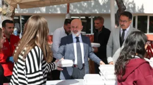 Kocasinan Belediye Başkanı Ahmet Çolakbayrakdar, Erkilet Generalemir Mahallesi’nde bulunan Cemal