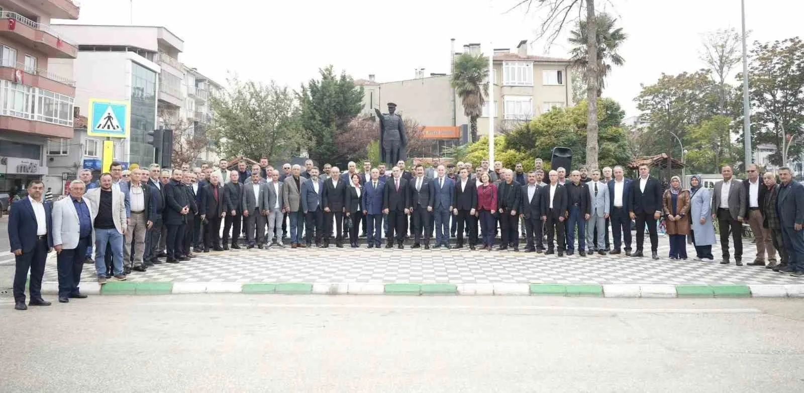 19 Ekim Muhtarlar Günü vesilesiyle, ilçedeki muhtarla buluşan Yenişehir Belediye