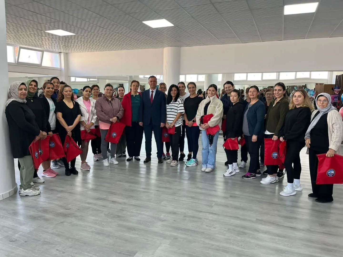 Yenipazar Belediye Başkanı Malik Ercan, sabah sporuna katılan kadınları ziyaret